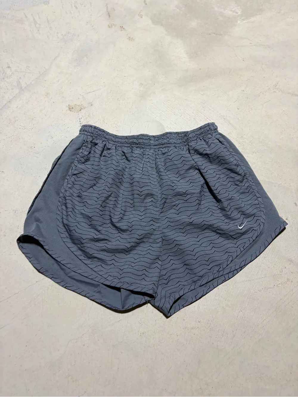 Nike Women's Grey Wavy pattern Running Shorts small